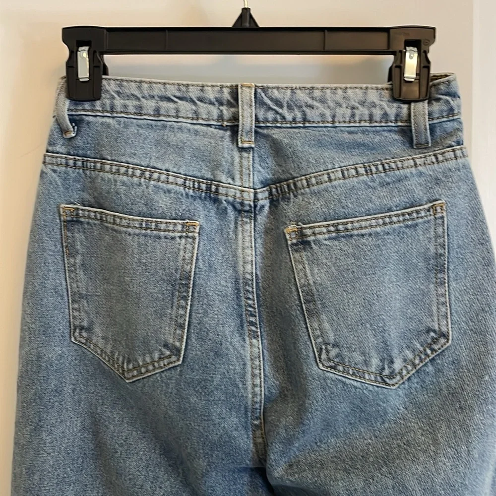 PrettyLittleThing Ripped Jeans - Picture 5 of 6